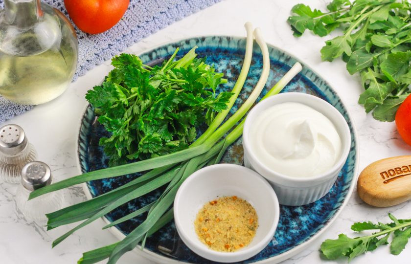 1. Этап. Белый соус со сметаной: Подготовьте указанные продукты. Сметану можно использовать любой жирности, чеснок: зеленый, свежий или сушеный молотый.