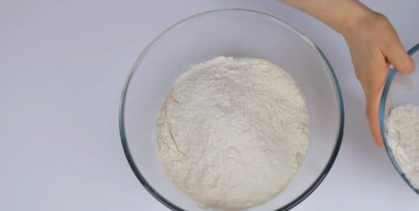 1. Этап. Базовое тесто для пиццы: 1. В теплую воду добавьте сахар, раскрошите прессованные дрожжи и размешайте до полного их растворения. Добавьте просеянную муку, отложите 1/6 часть.