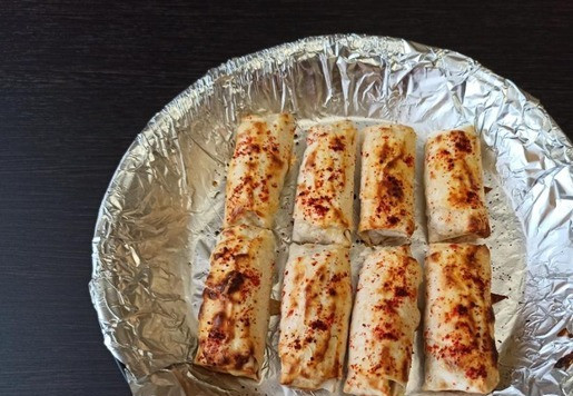 1. Этап. Пирожки из лаваша с квашеной капустой: Поставить в заранее разогретую до 180 градусов духовку на 10-12 минут. Следите.