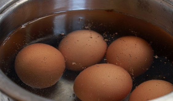 1. Этап. Яйца, фаршированные горчицей: 1. Отварите яйца вкрутую.