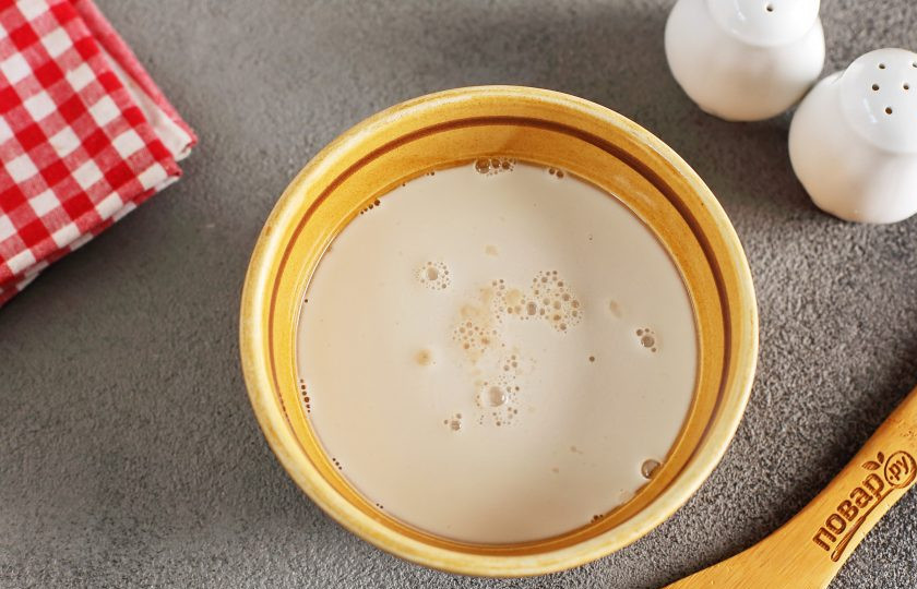 1. Этап. Восточная пицца: В теплую воду добавьте сахар и дрожжи. Перемешайте и оставьте на 10 минут.