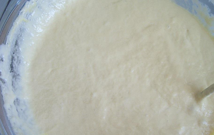 1. Этап. Дрожжевое тесто на молоке: Вбиваем в тесто яйцо, перемешиваем.