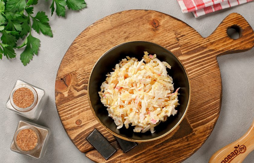 1. Этап. Яичные блинчики с крабовыми палочками и сыром: Крабовые палочки и сыр натрите на крупной тёрке, добавьте майонез, соль и молотый перец по вкусу, перемешайте. Начинка готова.