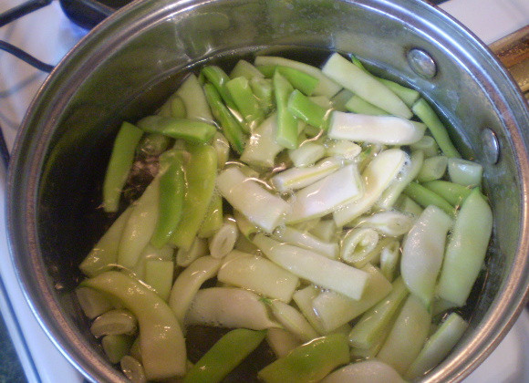 1. Этап. Салат из фасоли остренький: Фасоль бросаем в кипящую соленую воду и варим 7-9 минут до мягкости. Следите.