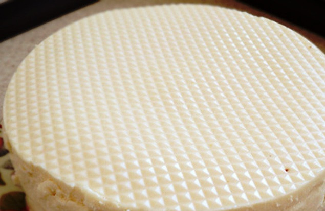 1. Этап. Торт с апельсинами и йогуртом: Готовый торт выньте из формы и поместите на плоское блюдо.