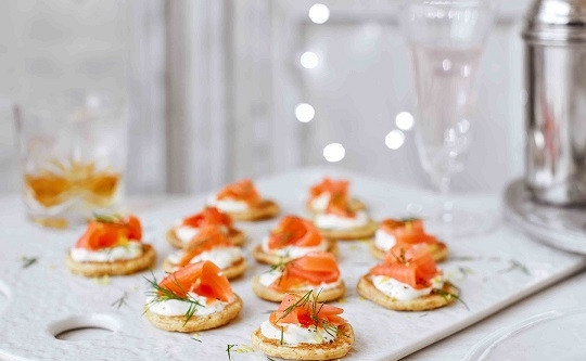 1. Этап. Новогодние канапе с семгой: 6. Выложите на блинчик немного крем-сыра и ломтик семги. Украсьте по желанию зеленью, оливкой или каперсами. Вкусных вам праздников!
