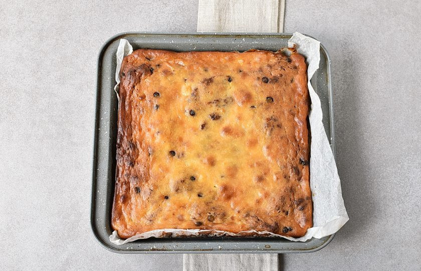 1. Этап. Шоколадный пирог с творогом: Выпекайте пирог минут 25-30. Готовность проверьте шпажкой. При прокалывании она должна оставаться сухой.