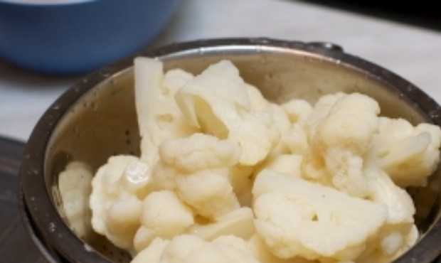 1. Этап. Жареная цветная капуста с яйцом: 4. Капусту откинуть на дуршлаг и охладить под холодной проточной водой.