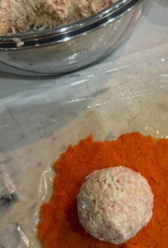 1. Этап. Несладкий мандарин: Из начинки формируем шарик небольшого размера, чтобы поместился на слой моркови