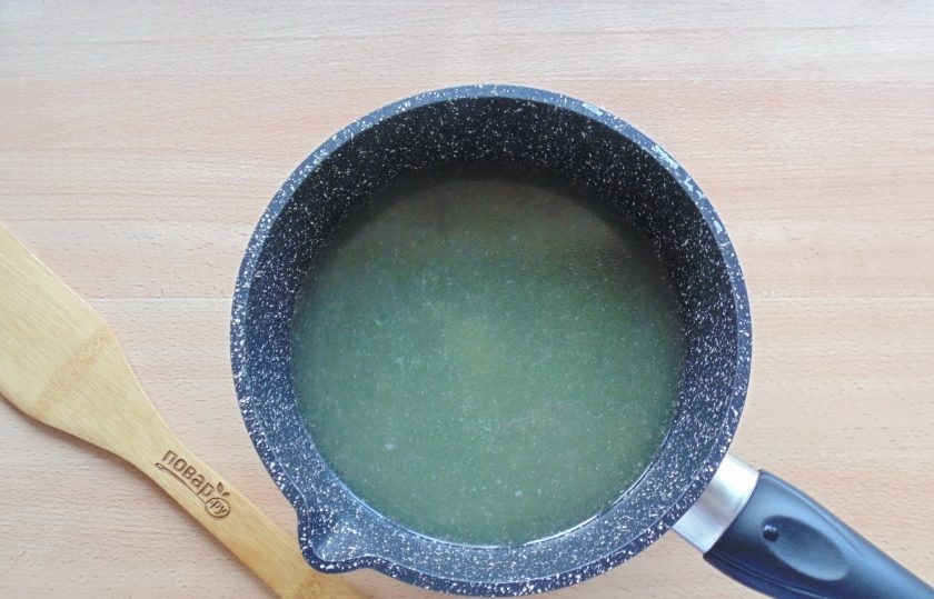 1. Этап. Заливное из пеленгаса: Желатин залейте холодной, кипяченой водой. Дайте 10-15 минут для набухания. Рыбный бульон процедите, доведите до кипения и выложите набухший желатин. Перемешайте до полного растворения желатина.