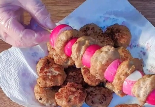 1. Этап. Шашлык из индейки в азиатском стиле: 15. И чередуя с мясными шариками, насаживаем на предварительно 