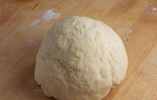 1. Этап. Тесто на манты: 3. Вымешивайте тщательно руками, пока оно не станет довольно мягким и податливым. Оставьте тесто минут на 10-15, чтобы оно «отдохнуло»