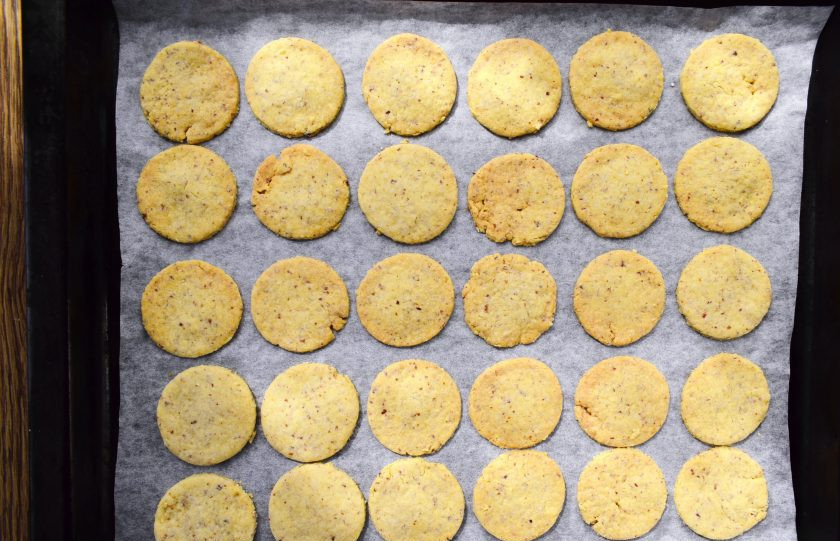 1. Этап. Ишльское пирожное (Ischler Törtchen): Поставьте в разогретую до 180 градусов духовку на 12 минут.