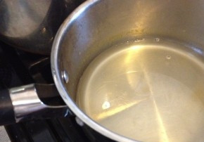 1. Этап. Салат в желе: 6. Готовим желатиновую массу: ставим 0,5 стакана воды в кастрюле на огонь, доводим до кипения и отставляем. Добавляем желатин и размешиваем до исчезновения комочков. Даем желатину немного остыть и набухнуть.