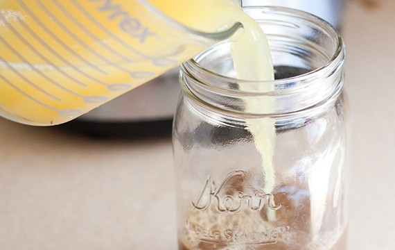 1. Этап. Терияки в домашних условиях: 7. Добавьте ананасовый сок и перемешайте. 