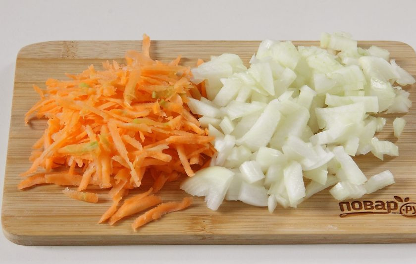 1. Этап. Фаршированные кальмары: 2. Нарежьте лук кубиками, морковь натрите на терке.