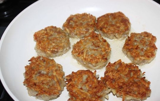 1. Этап. Драники со свининой: 3. Сковороду ставим на огонь, наливаем в неё немного растительного масла, ложкой выкладываем драники, обжариваем их с каждой стороны до появления румяной корочки, затем перекладываем на бумажное полотенце, чтобы ушел лишний жир, и перекладываем на тарелку. То же самое проделываем и с остальным тестом. Кушаем готовые драники горячими.