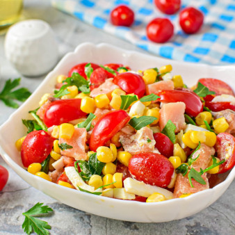 Салат с семгой и кукурузой