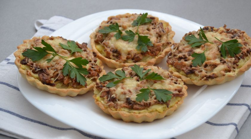1. Этап. Тарталетки с лисичками: Извлеките тарталетки из формочек, подавайте к столу украсив зеленью. Они хороши как в горячем, так и в холодном виде.