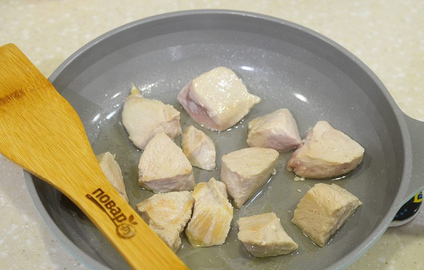 1. Этап. Индейка с овощами в духовке: 3. Обжарьте на сковороде до полуготовности с добавлением масла.