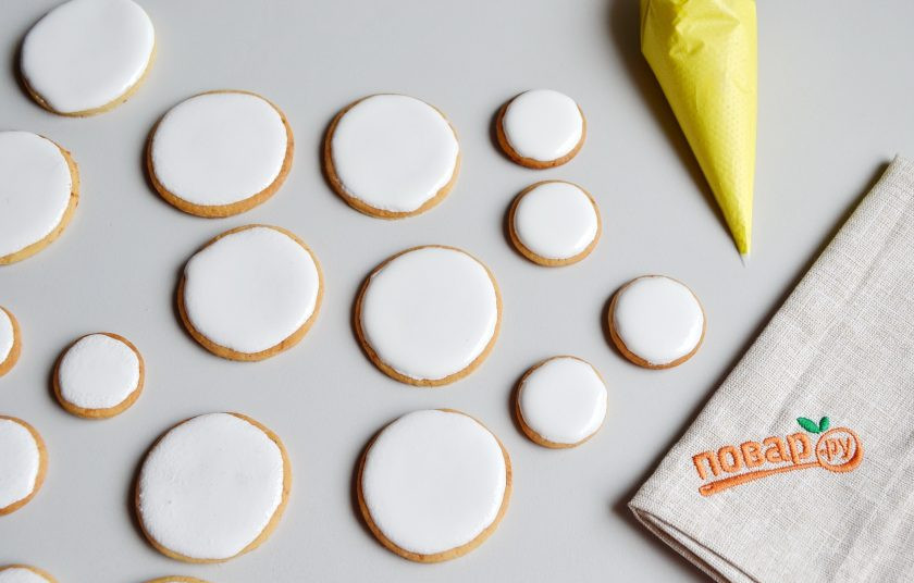 1. Этап. Криптопеченье: 21. Теперь есть два варианта: можно рисовать желтым сразу минут через 20-30 или дождаться, пока глазурь полностью высохнет, тогда желтый цвет будет хорошо выделяться сверху.