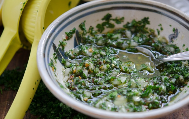 1. Этап. Аргентинский соус Чимичурри: Влейте лимонный сок, винный уксус и оливковое масло. Хорошенько все перемешайте и дайте настоятся 10-15 минут.