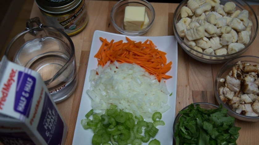 1. Этап. Куриный суп с галушками: Нарежьте куриную грудку на маленькие кусочки, подготовьте галушки, нарвите кусочками шпинат. Мелко нарежьте лук, сельдерей и морковь.