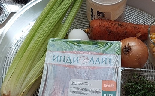 1. Этап. Котлеты из индейки в стиле Спорт-шик: Ингредиенты. Проростки можно использовать любые, у меня проростки чиа. Вместо проростков можно использовать микрозелень или просто зелень, мелко порезанную. Кукуруза замороженная, но можно и консервированную. Фарш из индейки, у меня ТМ Индилайт 