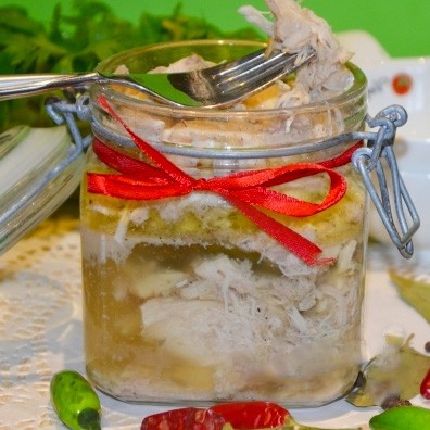 1. Stage. Chicken stew in a slow cooker: Arrange the hot stew in sterile jars and roll up. Turn the jars upside down and cover them with a blanket until they cool completely.