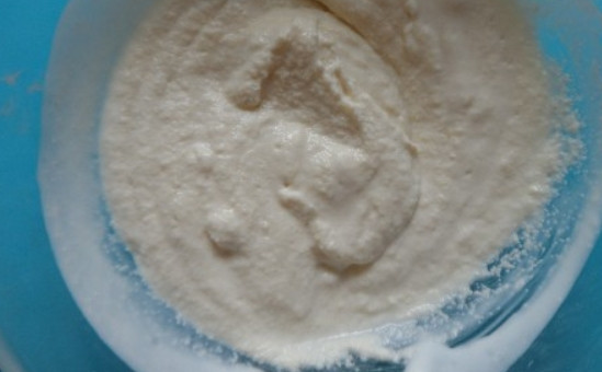 1. Этап. Шоколадный манник: Вливаем в манную крупу кефир, оставляем набухать на 30 минут.