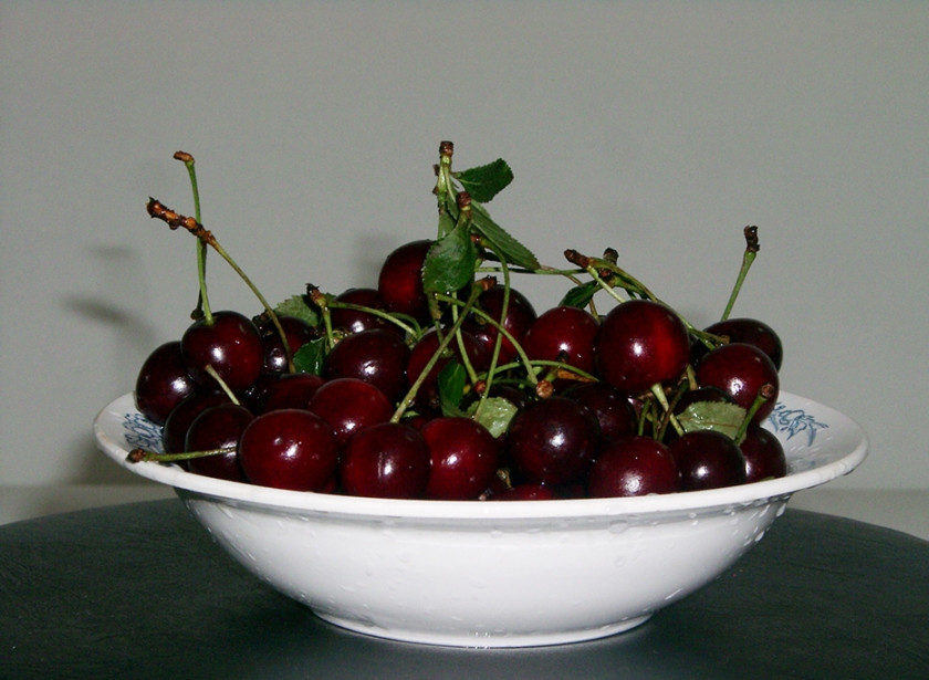 1. Этап. Вишневый крем: 1. Вишню нужно отобрать, тщательно вымыть и удалить косточки и хвосты. Тем временем достаньте сливочное масло, чтобы оно немного 