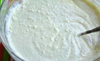 1. Этап. Простая творожная запеканка в духовке: Далее внесите муку и манку. Перемешайте, чтобы не было комочков.