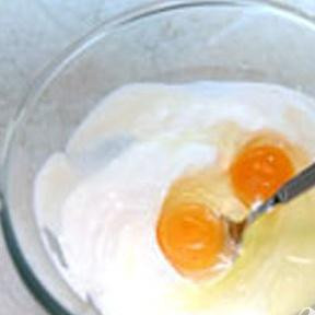 1. Этап. Киш с курицей и шпинатом: 4. Приготовим заливку. Берем соль, яйца, натертый мелко сыр и смешиваем все со сметаной.