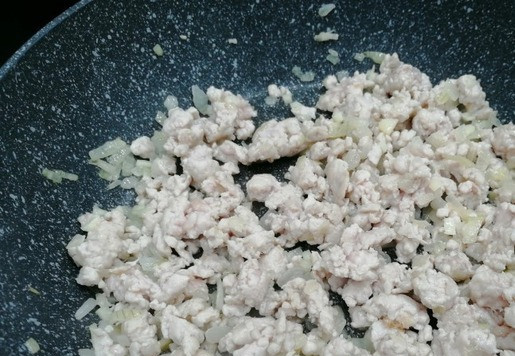 1. Этап. Пикадильо: Положить фарш к луку и чесноку, обжаривать, постоянно помешивая, пока мясо не потеряет розовый цвет.