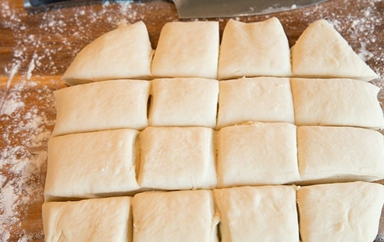 1. Этап. Булочки, как пух: 6. Разрежьте тесто на 16 равных частей.