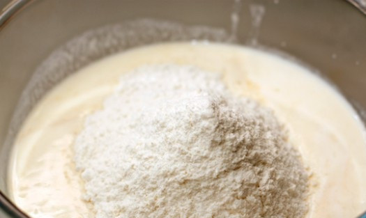 1. Этап. Тонкие блинчики на кефире: 2. Муку соединить с крахмалом и просеять. Всыпать в тесто и перемешать. Если образовались комочки из муки - не беда. Нужно оставить тесто на 10-15 минут, а затем снова тщательно перемешать. Все комочки разойдутся и тесто будет однородным.