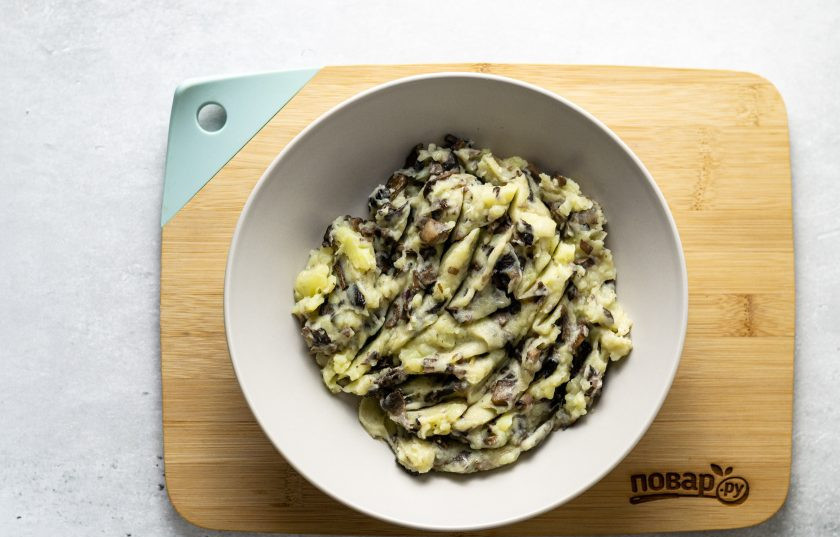 1. Этап. Вареники с сушеными грибами: Картофель размножите в пюре, добавьте жареные грибы с луком. Посолите и поперчите по вкусу.