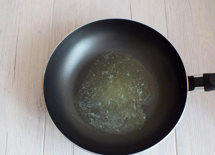 1. Этап. Блины на айране: По истечении времени разогрейте сковороду. Положите небольшой кусочек сливочного масла.