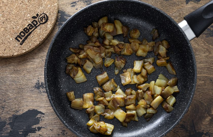 1. Этап. Котлеты из баклажанов жареные: Потушите в сковороде под крышкой с небольшим количеством масла до мягкости.