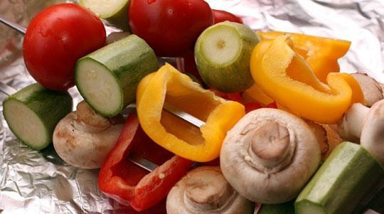 1. Этап. Перец на гриле: Все продукты нарежьте кусочками. Посолите их и наденьте на шпажки.