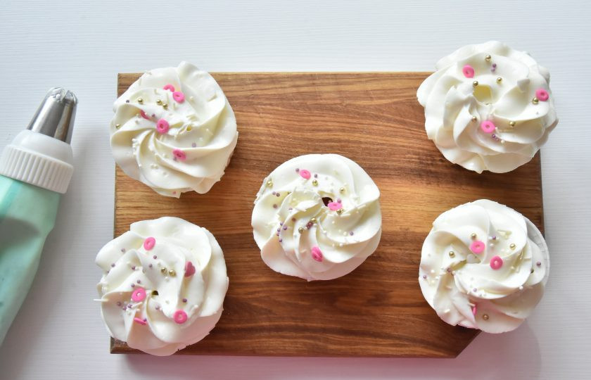 1. Этап. Протеиновые капкейки: Творожный крем переложите в кондитерский мешок и украсьте им верх капкейков.