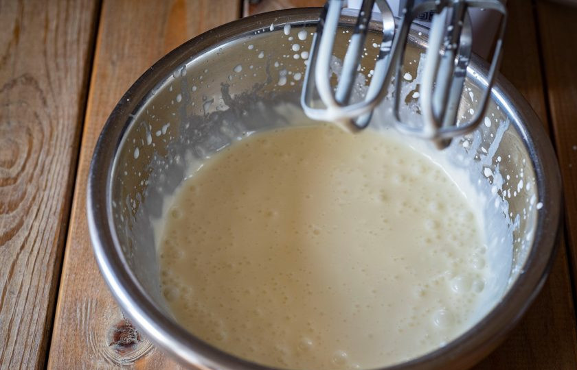 1. Этап. Мороженое из сливок и сгущенки в домашних условиях: Миксером активно перемешайте ингредиенты до полного объединения.