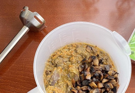 1. Этап. Закуска Грибочки: Обжареную индюшиную печень с овощами и грибы, пробейте до однородности погружным блендером. Посолите и поперчите по вкусу. Влейте растопленный желатин и перемешайте до однородности.