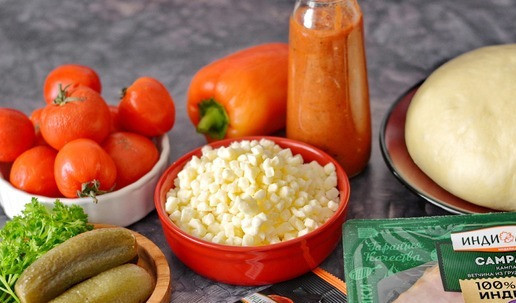 1. Этап. Коно пицца: Набор ингредиентов для коно пиццы ничем не отличается от ингредиентов для классической пиццы: это тесто для пиццы, соус для пиццы, сыр моцарелла и любые добавки на ваш вкус от ветчины до ананасов.