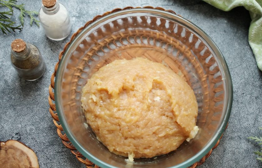 1. Этап. Куриные биточки в духовке с подливкой: Все посолите, поперчите и хорошо перемешайте. Дайте фаршу постоять 10 минут и тщательно его отбейте.