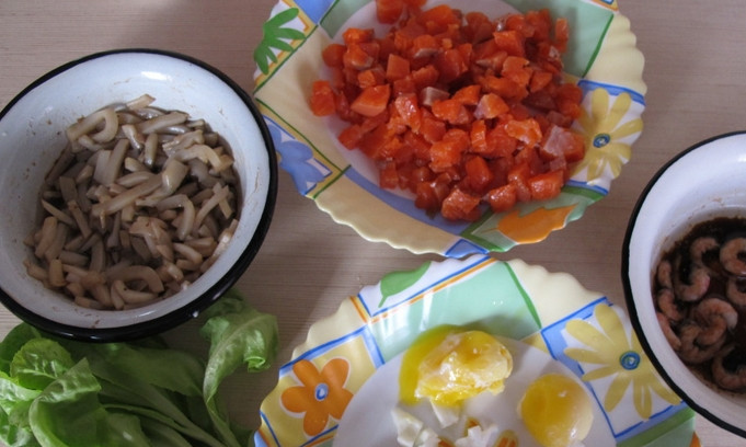 1. Этап. Салат Коктейль с морепродуктами: Смешиваем оливковое масло, соевый соус и лимонный сок, добавляем немного соли и перца. Заливаем одной половиной смеси кальмары, а другой — креветки. Маринуем морепродукты 15 минут.