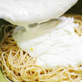 1. Этап. Запеченные макароны с лимоном: Залить соусом.