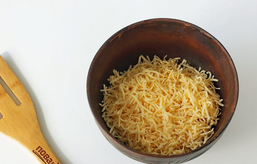 1. Этап. Сырные палочки с кунжутом: Сыр натрите на мелкой терке.