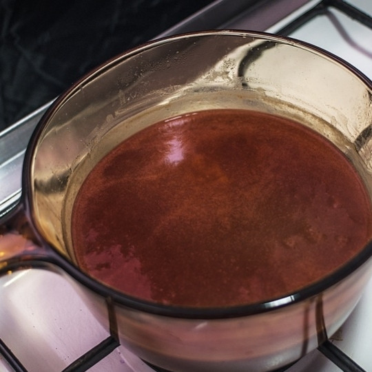 1. Этап. Винный соус: Варите на медленном огне в течение 1 часа. За это время соус уварится примерно наполовину.