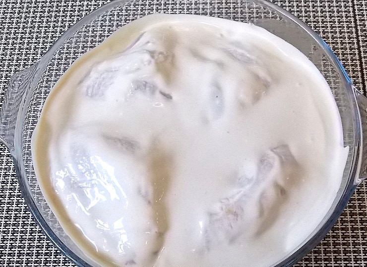 1. Этап. Куриные бедрышки Васаби: Залейте их сметанной смесью.